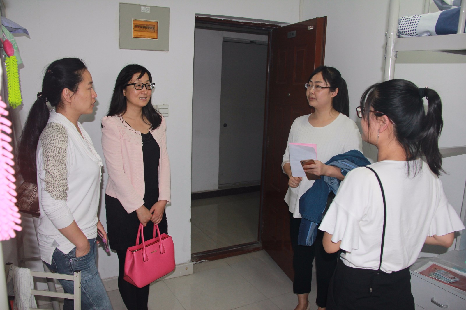 与员工交流.JPG 与员工交流.JPG